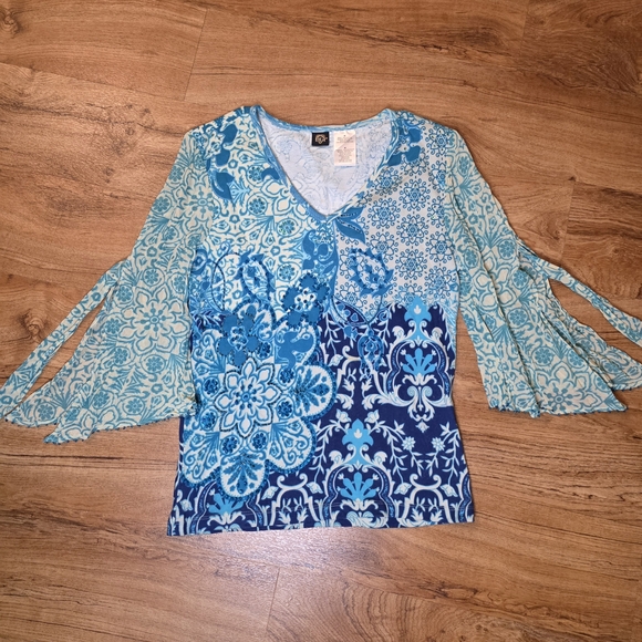 Bila Cream & Blue Floral Beaded & Sequin Flared Sleeve Blouse - Picture 5 of 10